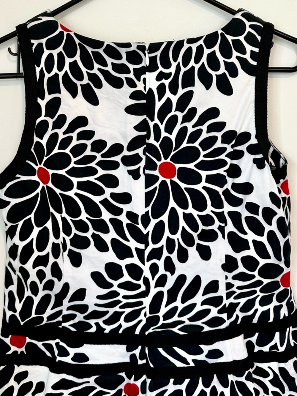 Talbots Black & White Floral Shift Dress with Red Accents - Size: 6 - Picture 5 of 6